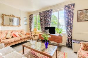 un soggiorno con divano e TV di Clooneavin Apartment 8 a Lynmouth