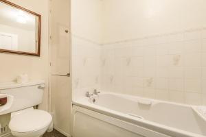 Ένα μπάνιο στο Clooneavin Apartment 8 +26 φωτογραφίες