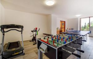 einen Fitnessraum mit Tischfußball und Laufband in der Unterkunft Miralento Country House in Rutino
