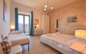 ein Hotelzimmer mit 2 Betten und einem Fenster in der Unterkunft Miralento Country House in Rutino