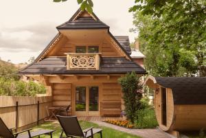 domek z bali z dachem gambrel w obiekcie Tatra Chalet Krupówki 77A w Zakopanem