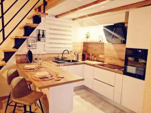 Kuchyň nebo kuchyňský kout v ubytování Deluxe Loft Studio Apartment + 2 fotografie