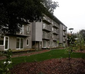 een groot appartementencomplex met een gazon ervoor bij Departamento en Pucón 202 in Pucón