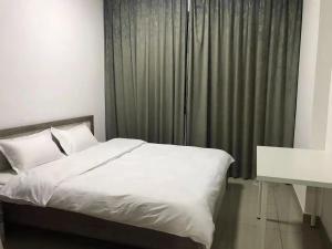 - une chambre avec un lit blanc et un bureau dans l'établissement Wehome 忆江南民宿, à Dubaï