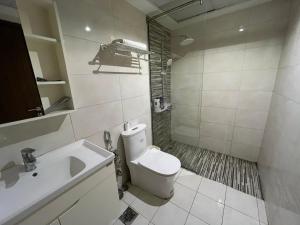 La salle de bains blanche est pourvue de toilettes et d'un lavabo. dans l'établissement Wehome 忆江南民宿, à Dubaï