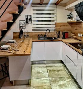 Kuchyň nebo kuchyňský kout v ubytování Deluxe Loft Studio Apartment