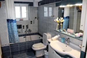 łazienka z umywalką, toaletą i wanną w obiekcie Luxury Sea View w mieście Wolos +35 zdjęć