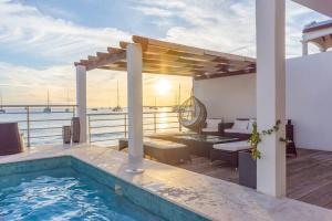 Bazén v ubytování Tradewinds Apartments Simpson Bay nebo v jeho okolí