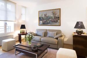 uma sala de estar com um sofá e uma mesa em Montmartre Residence em Paris