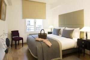 Un pat sau paturi într-o cameră la Montmartre Residence