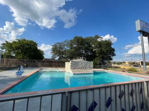 una piscina en el balcón de un edificio en Mid Towne Inn & Suites, en San Antonio