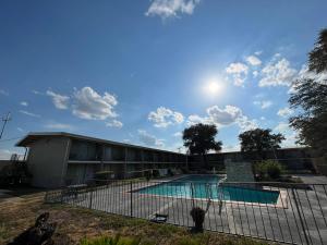 Bazén v ubytování Mid Towne Inn & Suites nebo v jeho okolí