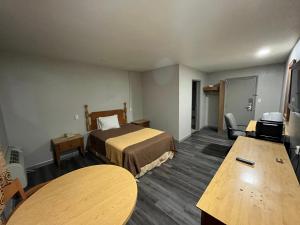 Postel nebo postele na pokoji v ubytování Mid Towne Inn & Suites
