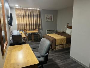 Postel nebo postele na pokoji v ubytování Mid Towne Inn & Suites