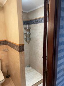 La salle de bains est pourvue d'une douche et de toilettes. dans l'établissement Lovely 1BR apartment with free parking in gueliz, à Marrakech
