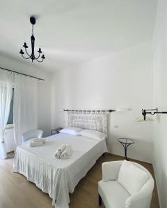 Sogno Mediterraneo tesisinde bir odada yatak veya yataklar