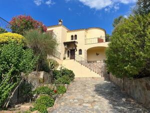una casa con una escalera que conduce a un patio en Beautiful holiday home in Calonge with private pool en Calonge