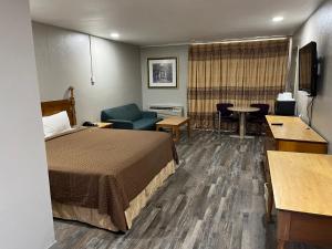 TV a/nebo společenská místnost v ubytování Mid Towne Inn & Suites