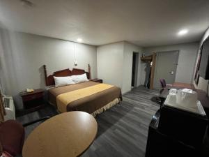 Postel nebo postele na pokoji v ubytování Mid Towne Inn & Suites