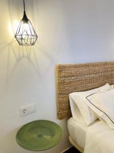 ein Schlafzimmer mit einem Bett mit einem grünen Tisch neben einer Lampe in der Unterkunft Casa Armonía in Morro del Jable