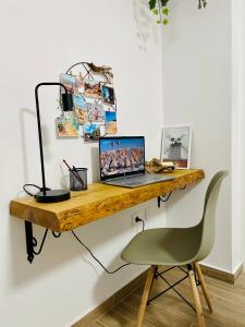 einen Schreibtisch mit einem Laptop und einem Stuhl darauf in der Unterkunft Casa Armonía in Morro del Jable