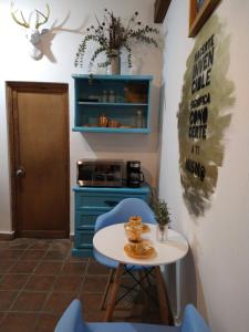 tavolo e sedie in cucina con mobile blu di Acogedor Loft amueblado en el Centro de Tulancingo a Tulancingo