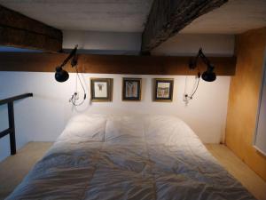 una camera da letto con un letto con luci sul muro di Acogedor Loft amueblado en el Centro de Tulancingo a Tulancingo