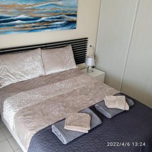 um quarto com uma cama com duas toalhas em South facing Casa Bonnie em Playa Flamenca