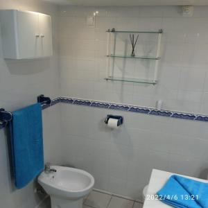 uma casa de banho branca com um WC e um lavatório em South facing Casa Bonnie em Playa Flamenca