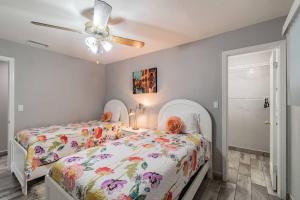 1 dormitorio con 2 camas y ventilador de techo en Bay Breeze Retreat plus 15 minutes from central TPA, en Tampa
