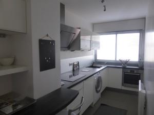 レ・サ​​ーブル・ドロンヌにあるAppartement Les Sables-d'Olonne, 2 pièces, 4 personnes - FR-1-325-69のキッチン(シンク、洗濯機付)