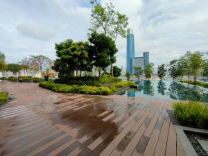 um parque com um lago e árvores e edifícios em KZR KL Central Homestay KLCC TRX Bukit Bintang em Kuala Lumpur