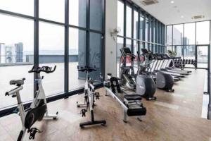 Fitness centrum a/nebo fitness zařízení v ubytování Flexi check in 10min to KLCC next to Hospital Gleneagle