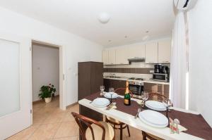 Kuchyň nebo kuchyňský kout v ubytování Apartment Yasmin