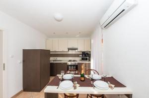 Kuchyň nebo kuchyňský kout v ubytování Apartment Yasmin
