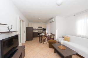 Kuchyň nebo kuchyňský kout v ubytování Apartment Yasmin + 19 fotografií