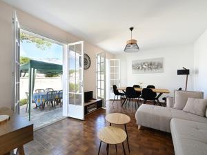 uma sala de estar com um sofá e uma mesa em Maison Ars-en-Ré, 3 pièces, 4 personnes - FR-1-434-101 em Ars-en-Ré