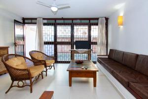 a living room with a couch and chairs and a table at Casa de Praia: Cabo Frio, Ampla e Aconchegante! in Cabo Frio