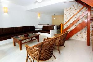 a living room with a couch and chairs and a table at Casa de Praia: Cabo Frio, Ampla e Aconchegante! in Cabo Frio