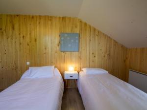 Ein Bett oder Betten in einem Zimmer der Unterkunft Gîte Capdrot, 4 pièces, 6 personnes - FR-1-616-273