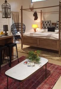 Mt Lofty Botanic Garden Studio في Crafers: غرفة نوم مع سرير كبير وطاولة مع منضدة sidx