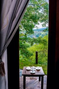 una mesa frente a una ventana con vistas en Eminence ella, en Ella