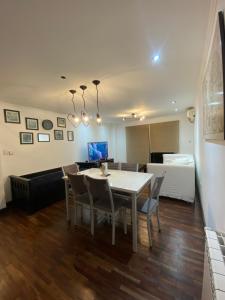 een eetkamer met een tafel en stoelen bij Departamento Salta Nuevo Encuentro in Salta