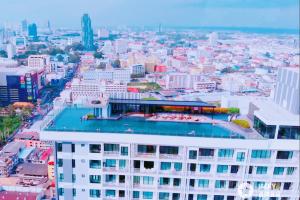 Nespecifikovaný výhled na destinaci Pattaya Central nebo výhled na město při pohledu z apartmánu