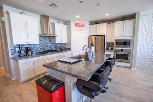 A kitchen or kitchenette at 1900 SqFt House W/25Ft Heated Pool/Spa- Strip View