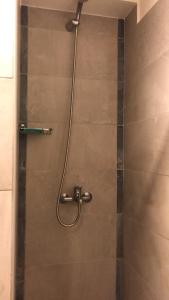 um chuveiro com uma mangueira na casa de banho em Andorra Sur em Ushuaia