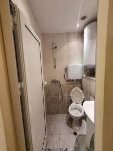 y baño con aseo y lavamanos. en Top Center Apartment and Rooms Varna, en Varna