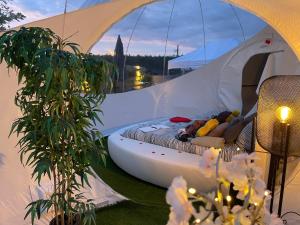 Aed väljaspool majutusasutust Bulle du puits avec jacuzzi et sauna privatif