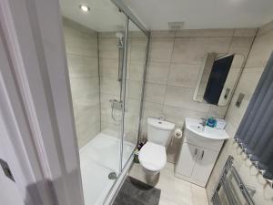 y baño con ducha, aseo y lavamanos. en New Self Contained Flat,in Hayes, Free Parking en Northolt