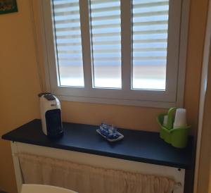 um balcão com uma janela por cima de um WC e um calendário em sabbiadoro sul mare avola em Avola